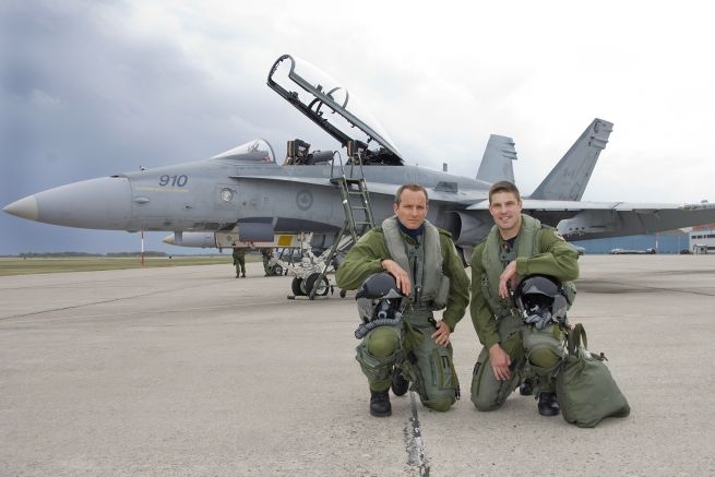 Les astronautes canadiens David Saint-Jacques et Jeremy Hansen lors d'un entrainement de vol.