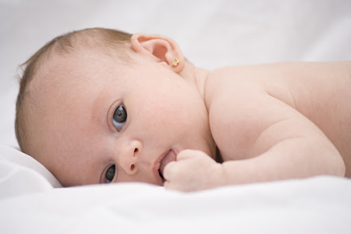 Pourquoi les nouveau-nés ont-ils les yeux bleus